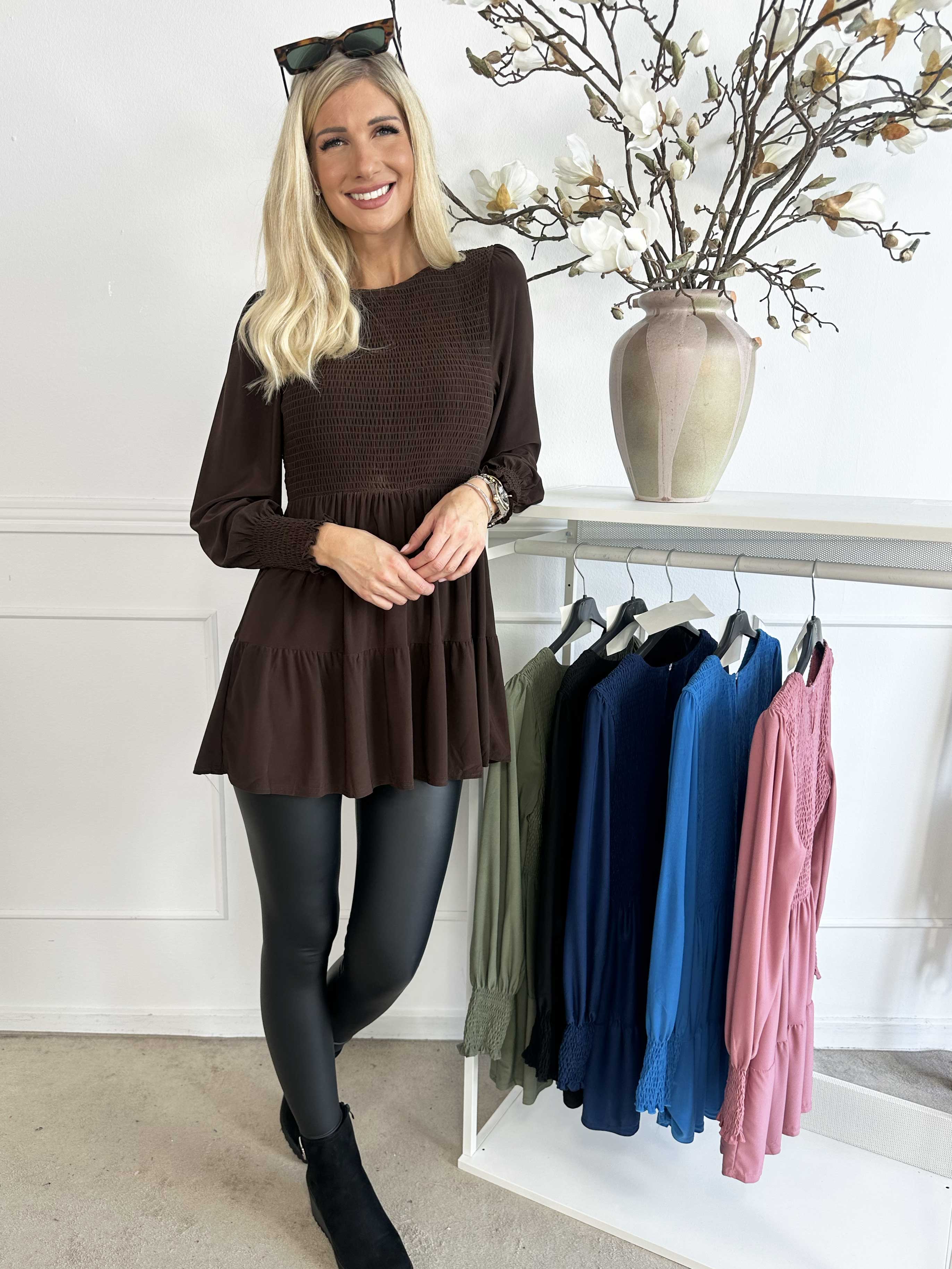 Kelly Shirt - Elastisk bluse med smock henover brystet